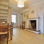 Dom wakacyjny 2 Bedroom Lovely In