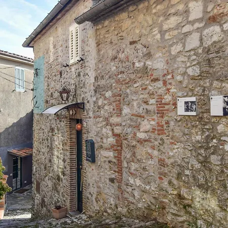 Dom wakacyjny 2 Bedroom Lovely In Gombitelli
